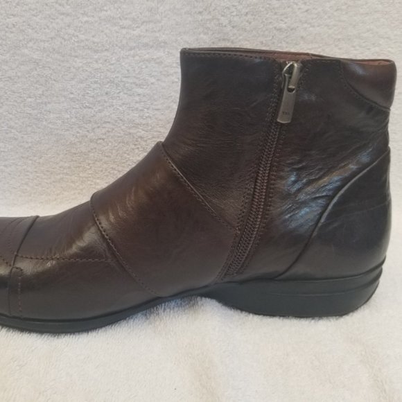 Imported new and unworn leather mens boots. - Picture 4 of 8